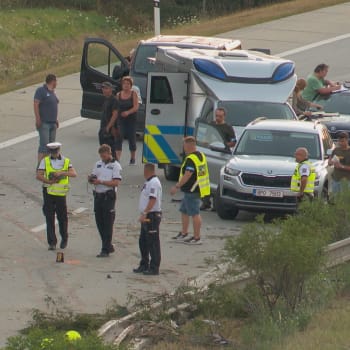 Kamion u Benešovic prorazil svodidla a smetl osobní auto