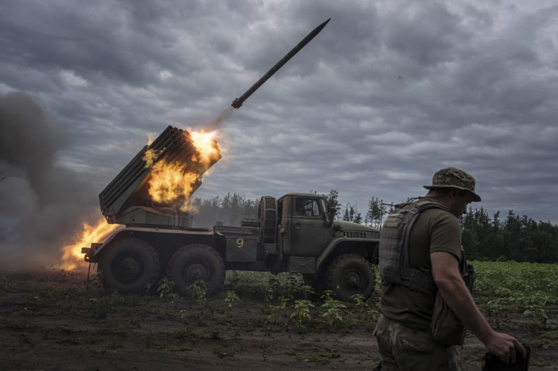 Ukrajinci pomocí raketometu BM-21 Grad ostřelují ruské pozice v Charkovské oblasti.