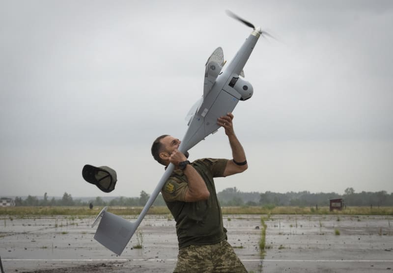 Ukrajinský voják s polským dronem FlyEye v Kyjevské oblasti