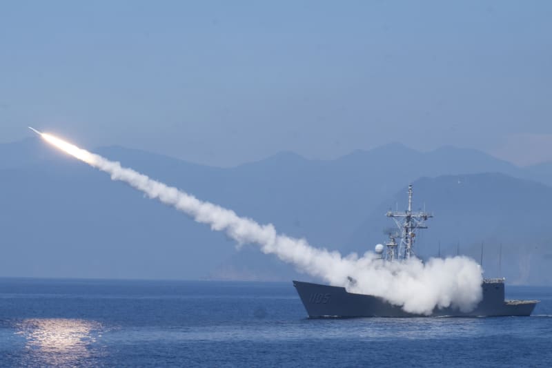 Fregata třídy Cheng Kung odpaluje protivzdušnou střelu v rámci cvičení tchawanské armády