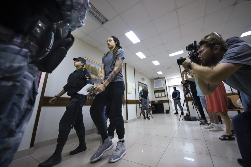 Basketbalistka Brittney Grinerová byla v Moskvě odsouzena na devět let vězení za pašování hašiše.