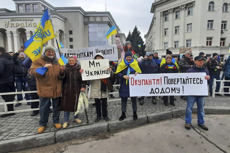 Ukrajinci z okupovaného Chersonu se Rusům pravidelně staví na odpor. Od obsazení oblasti začali s demonstracemi přímo ve městě.