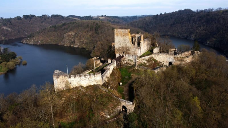 Bítov, Házmburk, Velhartice a další: Nejkrásnější hrady při pohledu z výšky