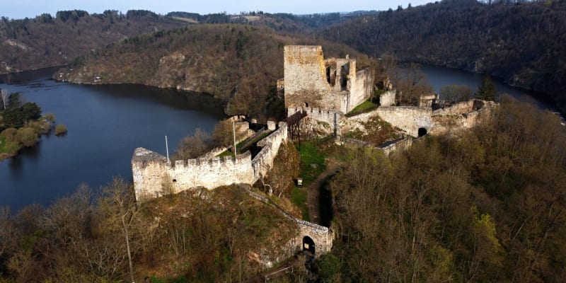 Bítov, Házmburk, Velhartice a další: Nejkrásnější hrady při pohledu z výšky
