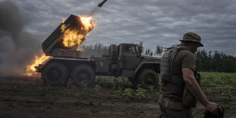 Ukrajinci pomocí raketometu BM-21 Grad ostřelují ruské pozice v Charkovské oblasti.