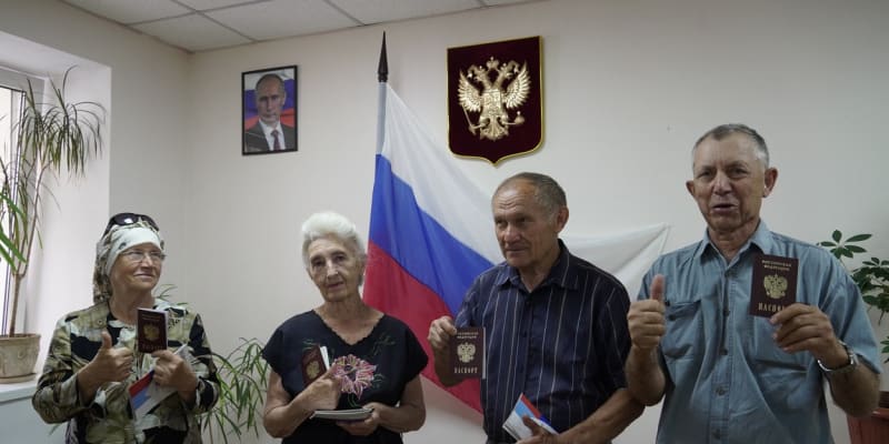 Ukrajinští obyvatelé Chersonské oblasti již začali dostávat ruské pasy. V regionu se navíc oficiálně začalo platit výhradně rublem.