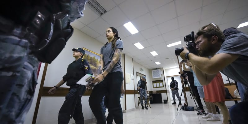 Americký ministr zahraničí Antony Blinken uvedl, že devítiletý trest „umocňuje nespravedlnost jejího zatčení“. 