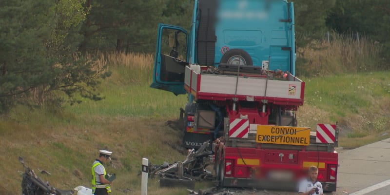 Kamion u Benešovic prorazil svodidla a smetl osobní auto.