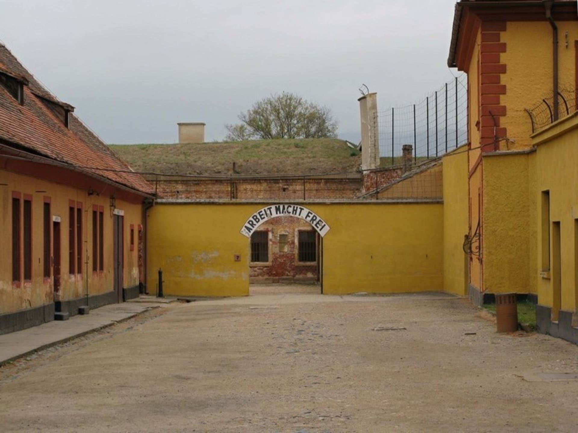 Správní dvůr v Malé pevnosti Terezín, která sloužila jako koncentrační tábor.