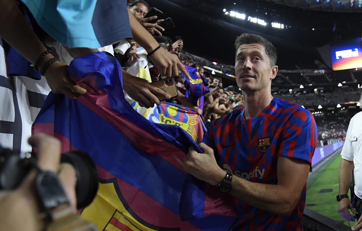 Robert Lewandowski zdraví fanoušky Barcelony po přípravném zápase.