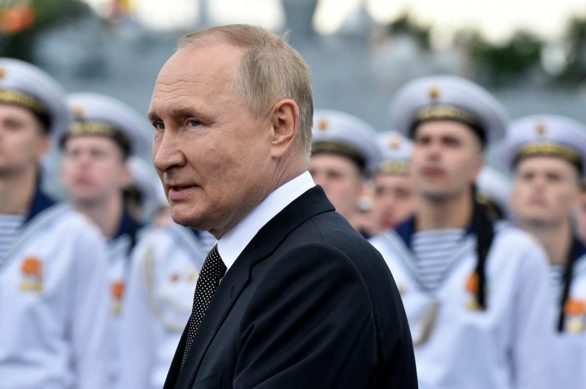 Vladimir Putin na manévrech v Petrohradu