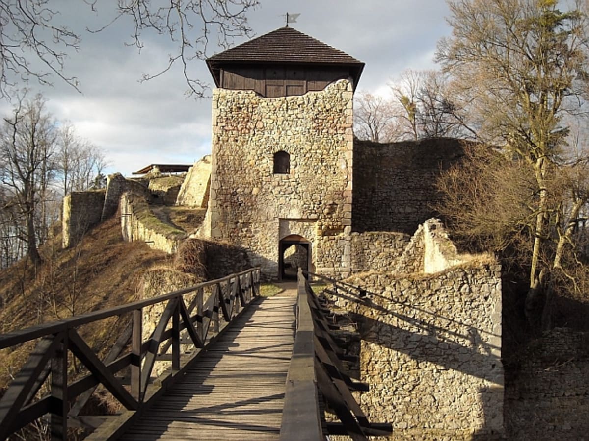 Vstupní věž, hradu Lukov