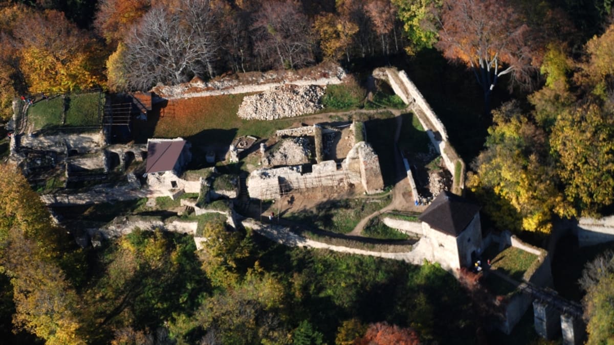 Pohled na hrad Lukov z výšky