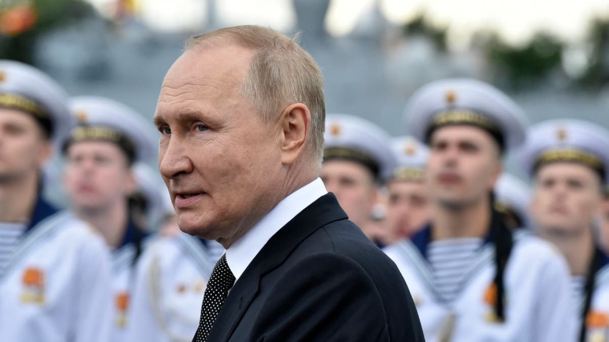 Vladimir Putin na manévrech v Petrohradu