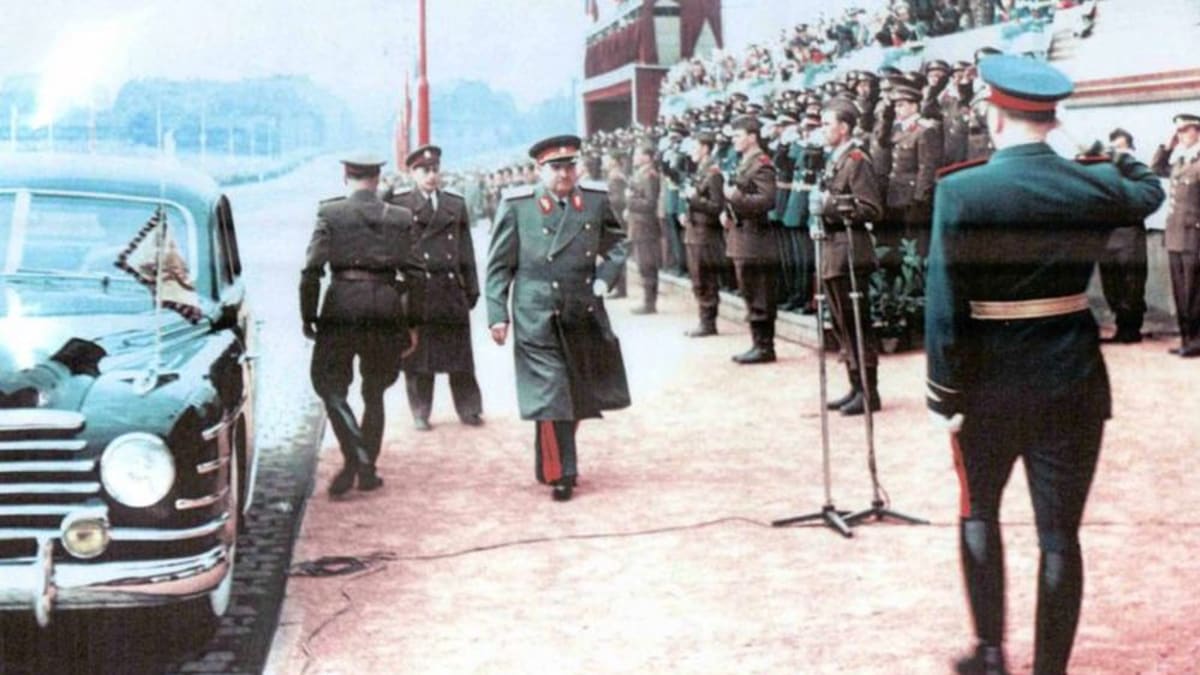 Soudruh Klement Gottwald v generálské uniformě právě vystoupil ze speciálu Škoda VOS a chystá se shlédnout vojenskou přehlídku na Letenské pláni. Píše se rok 1951.