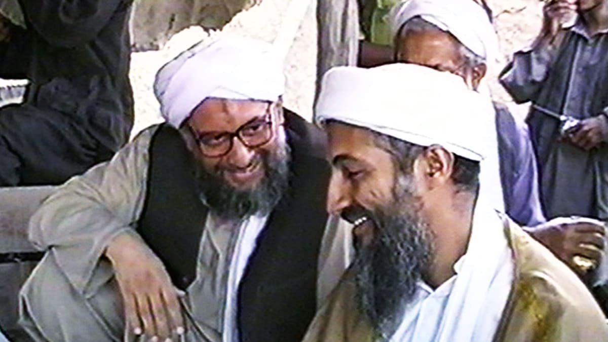 Ayman al-Zaváhirí (vlevo) s Usámou bin Ládinem v roce 1998