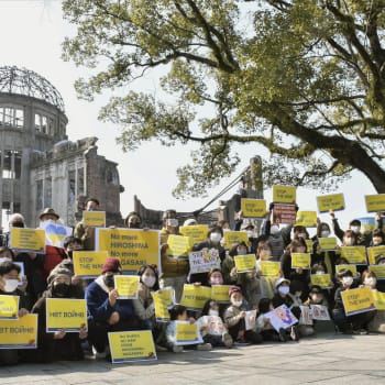 „Stop válce. Už žádná Hirošima. Už žádné Nagasaki. Žádné atomovky. Žádná válka.“ Tak vypadaly protestní cedule proti ruské invazi na Ukrajinu, se kterými Japonci mávali v centru Hirošimy.