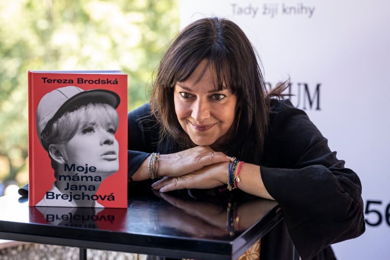 Tereza Brodská vydala o své mamince knihu.