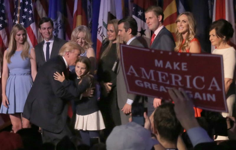 Donald Trump objímá svou vnučku Kai po výhře v prezidentských volbách.