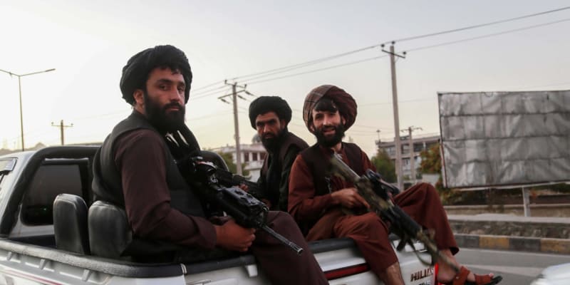 Tálibán hlídkuje v hlavním městě Afghánistánu Kábulu.
