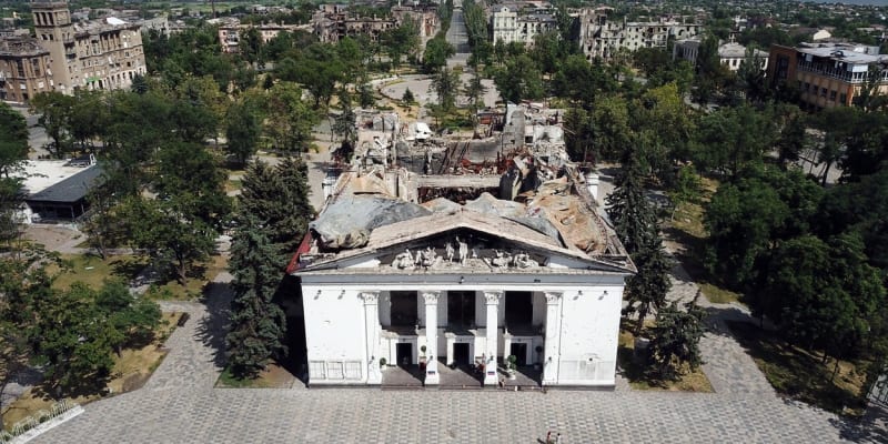 Rozbombardované divadlo v Mariupolu