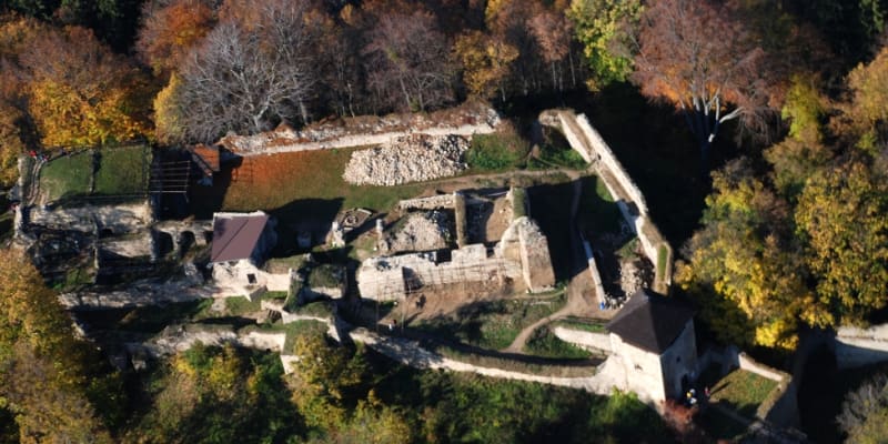 Pohled na hrad Lukov z výšky