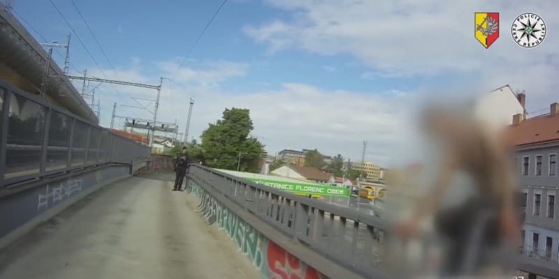 Záběry z kamer policistů, kteří zachránili muže, co chtěl skočit z mostu.