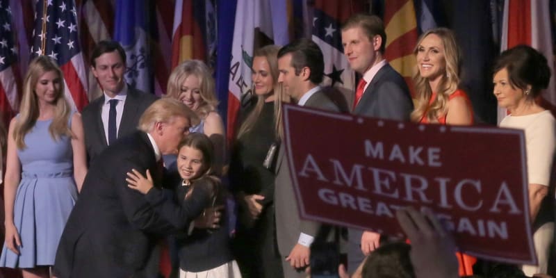 Donald Trump objímá svou vnučku Kai po výhře v prezidentských volbách.