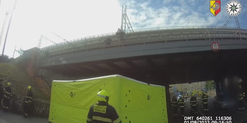 Záběry z kamer policistů, kteří zachránili muže, co chtěl skočit z mostu.