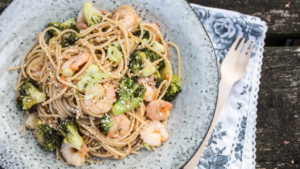 Celozrnné špagety s krevetami, brokolicí a sezamovými semínky