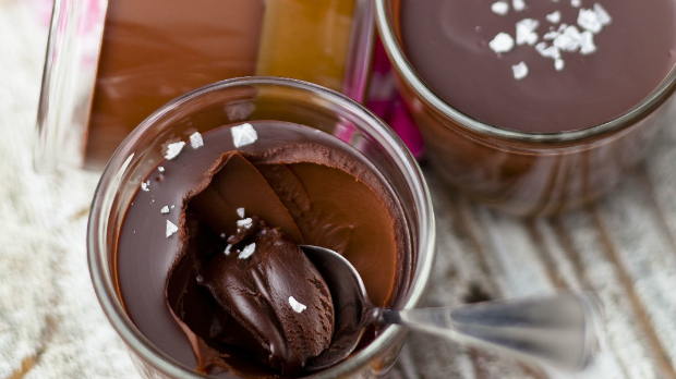 Slaný karamel v čokoládových sklenkách