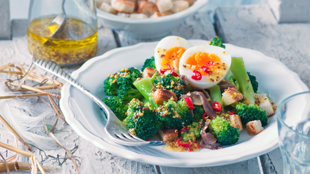 Pikantní salát z brokolice a vajec s ančovičkami