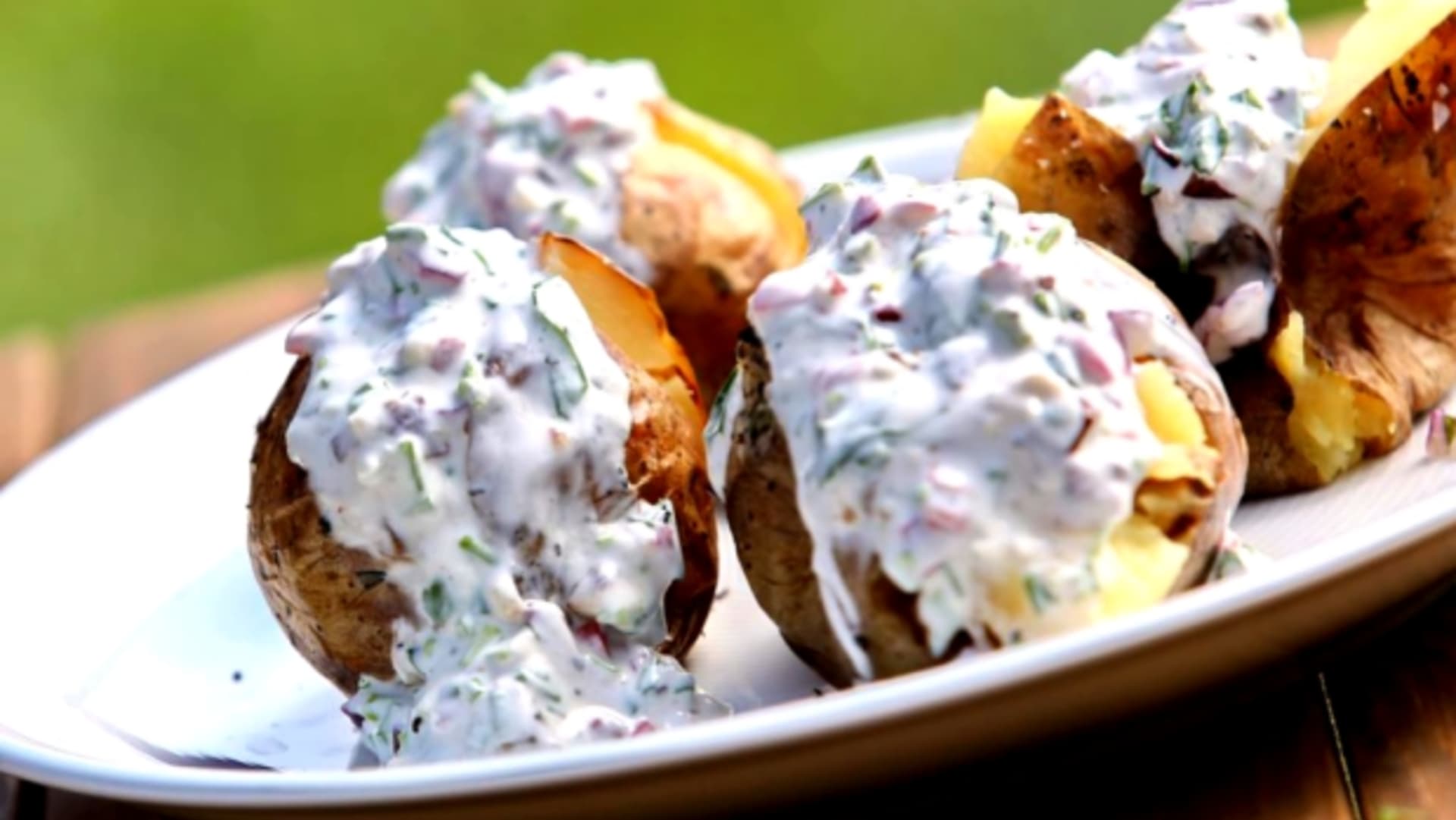 Pečené brambory s bílým jogurtem