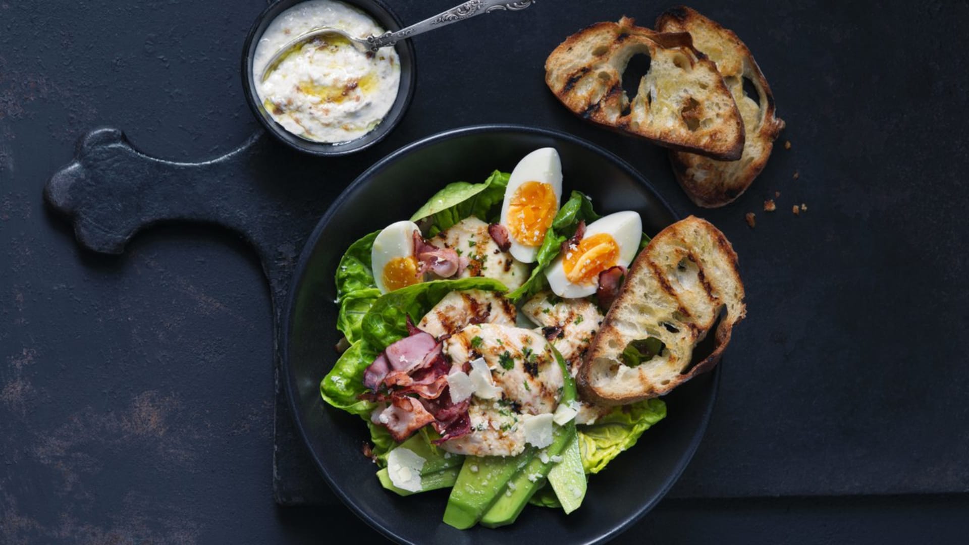 Salát Caesar s vejci a avokádem