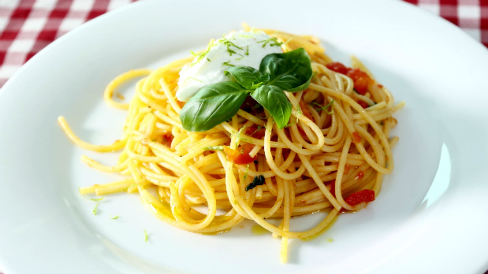Spaghetti s rajčaty a ovčím sýrem