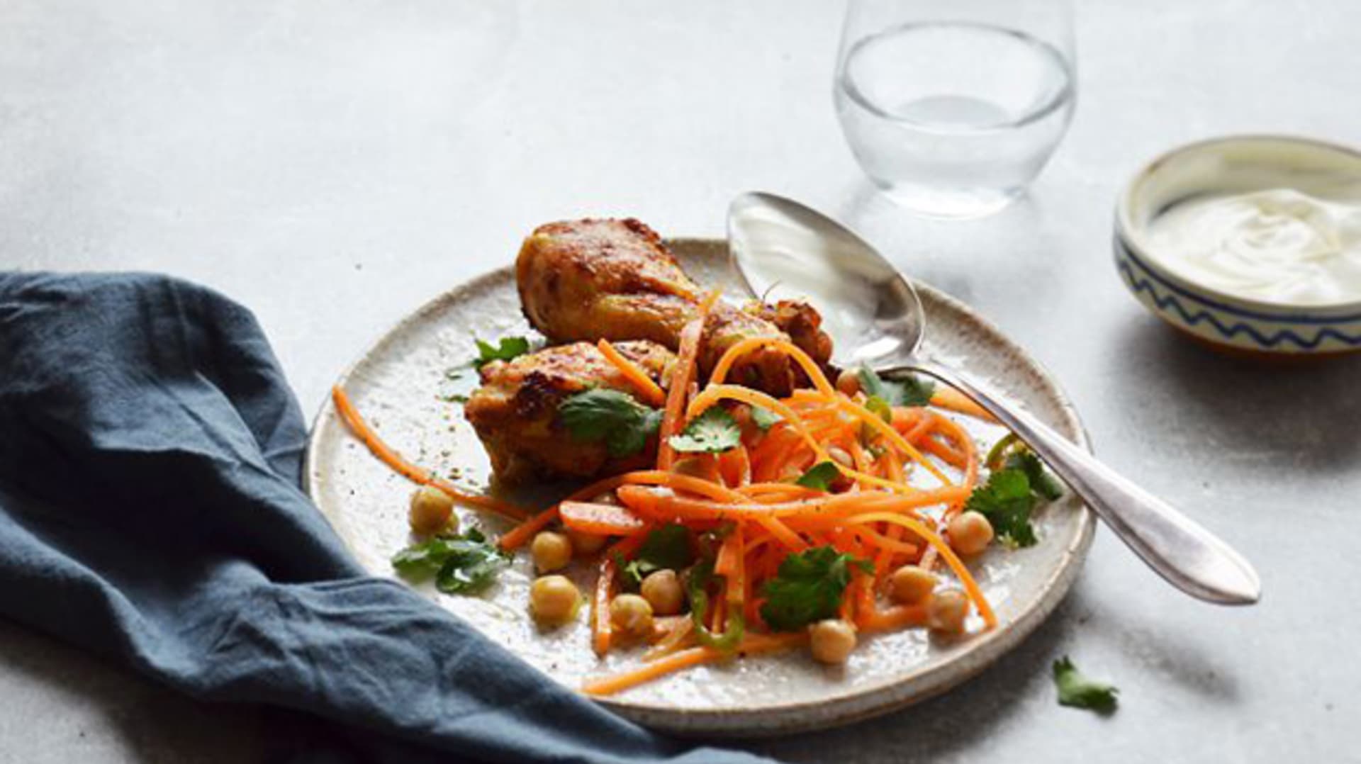 Kořeněné kuře s mrkvovo-cizrnovým salátem