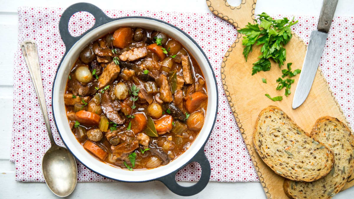 Stew s houbami šitake a tempehem s bramborovo-celerovou kaší