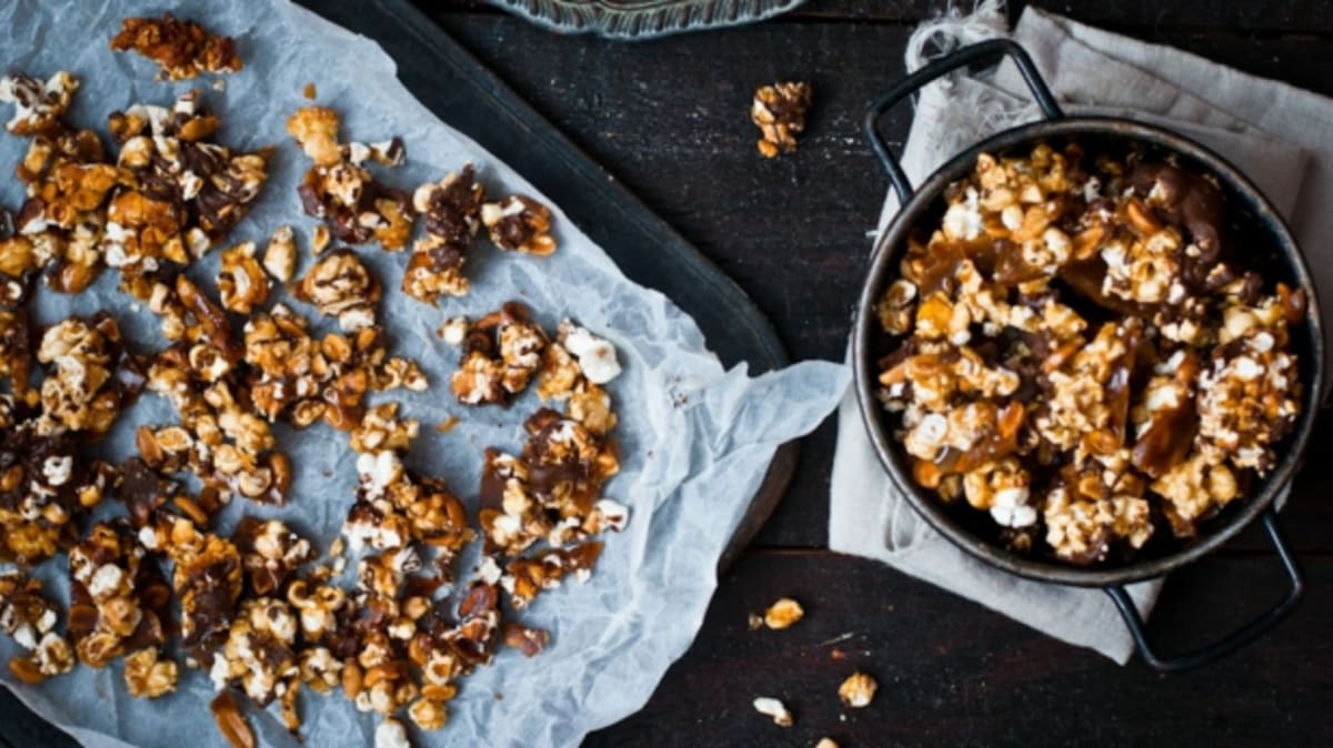 Karamelový popcorn s arašídy a čokoládou
