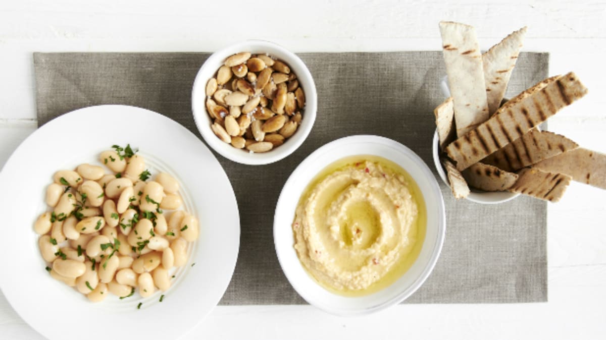 Mezze – salát z máslových fazolí, pražené mandle a hummus s pitou
