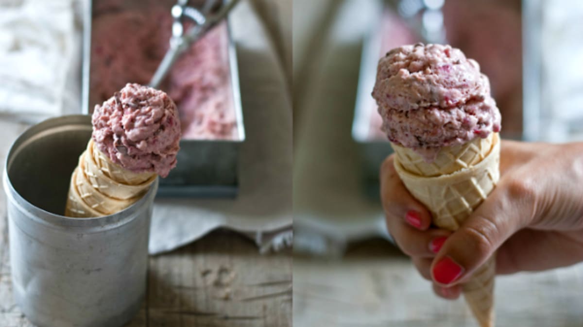 Malinová mascarpone zmrzlina s kousky čokolády