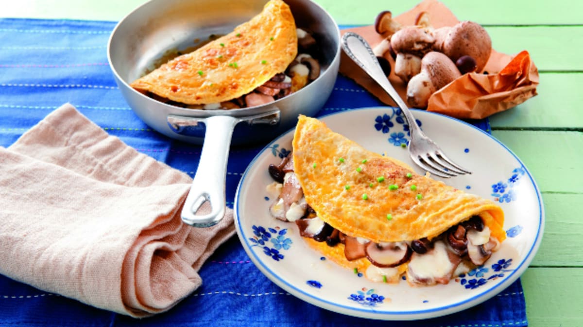 Omeleta s houbami a mozzarellou