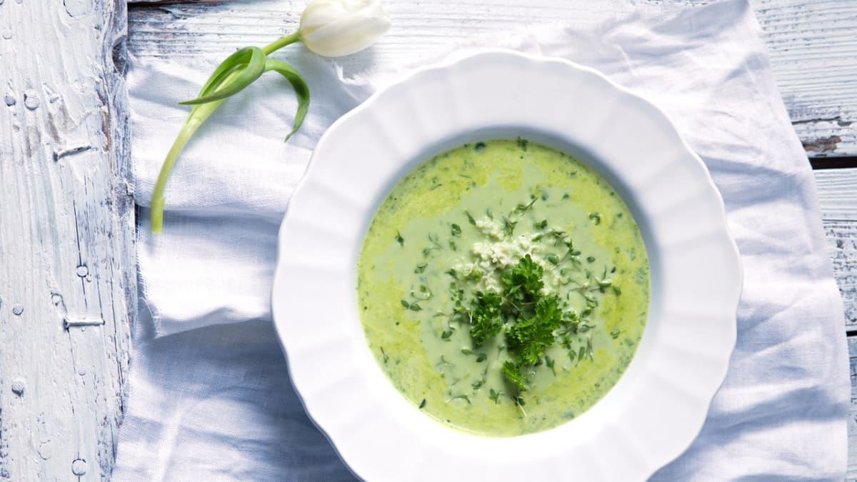 Krémová zelená polévka z hladkolisté petržele