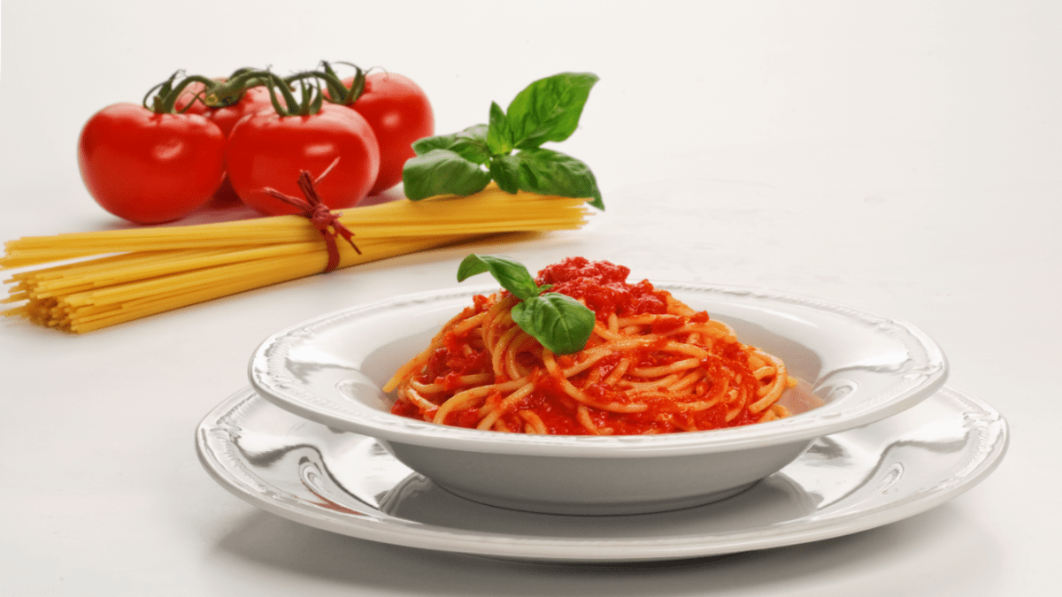 Špagety s rajčatovým pyré a bazalkou