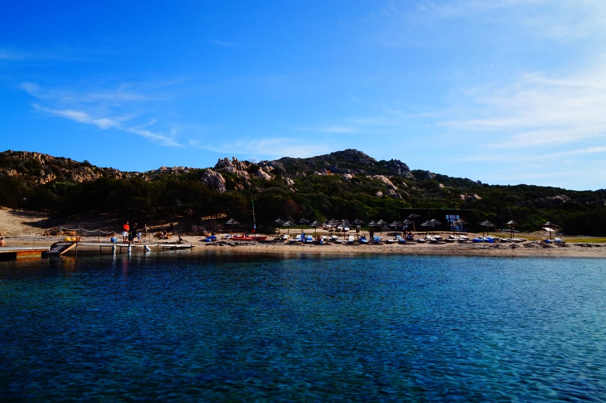 Pláž Spiaggia Li Nibani na severovýchodě Sardinie