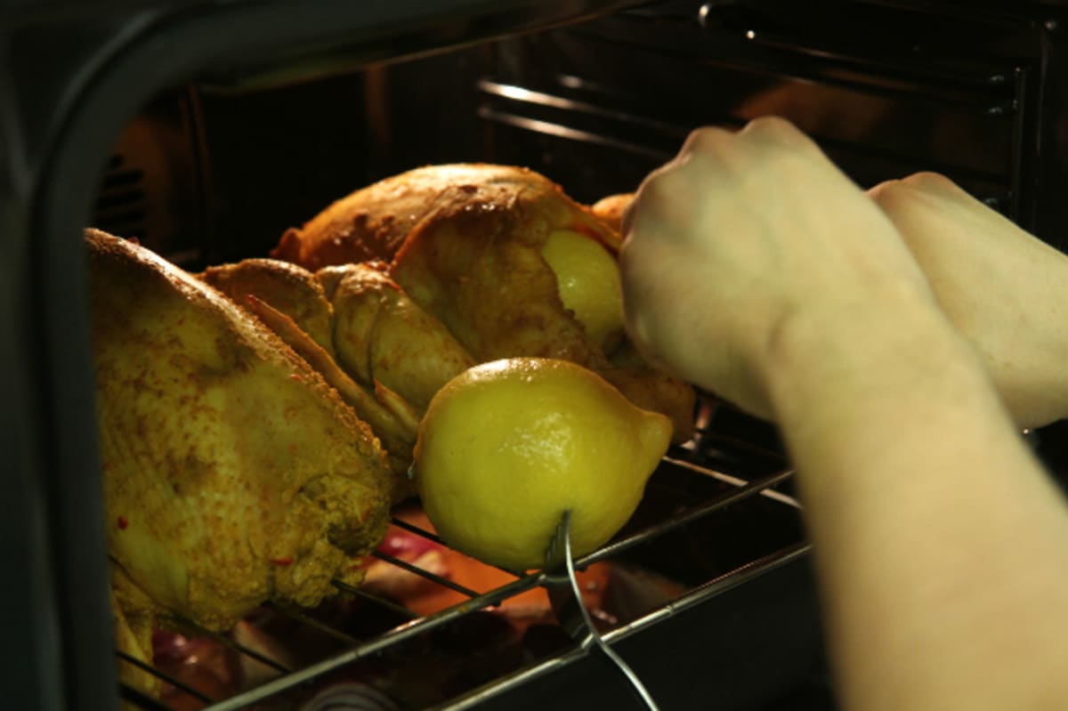 Dovnitř kuřete dejte před pečením pár minut povařený celý citron. Dodá masu skvělou chuť