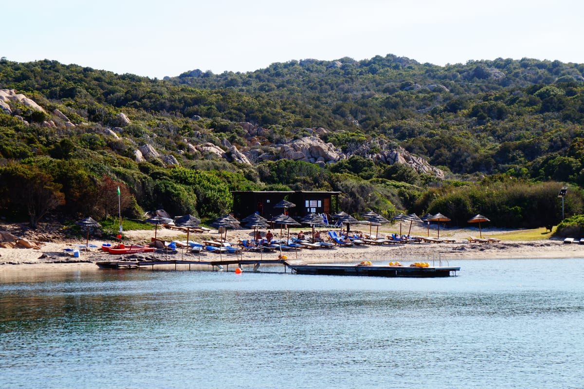 Pláž Spiaggia Li Nibani na severovýchodě Sardinie