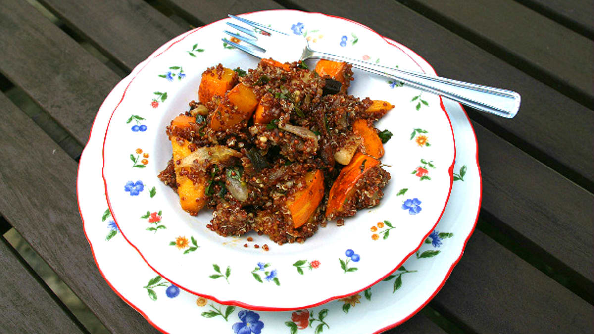 Červená quinoa s pečenou podzimní zeleninou