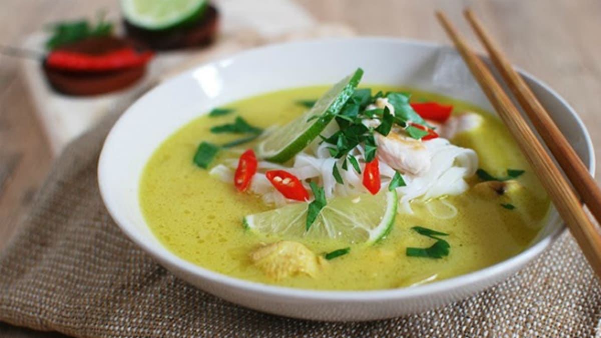 Kuřecí polévka v thajském stylu