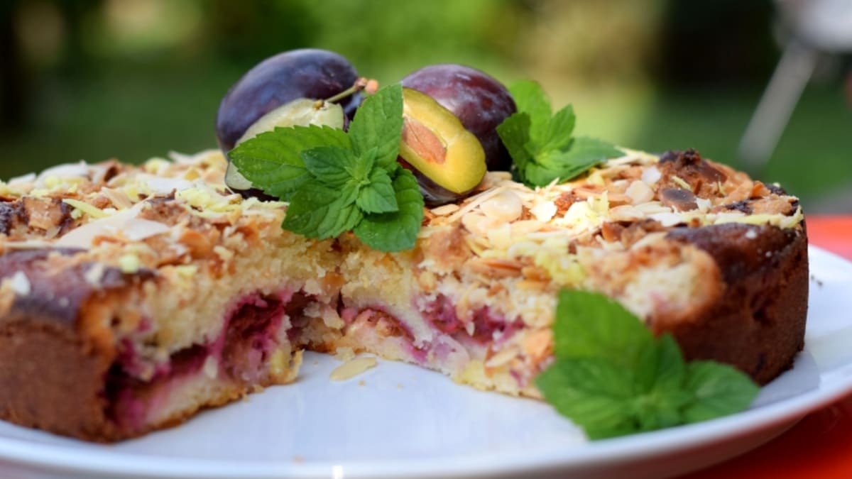 Voňavý švestkový koláč s mandlovými lupínky