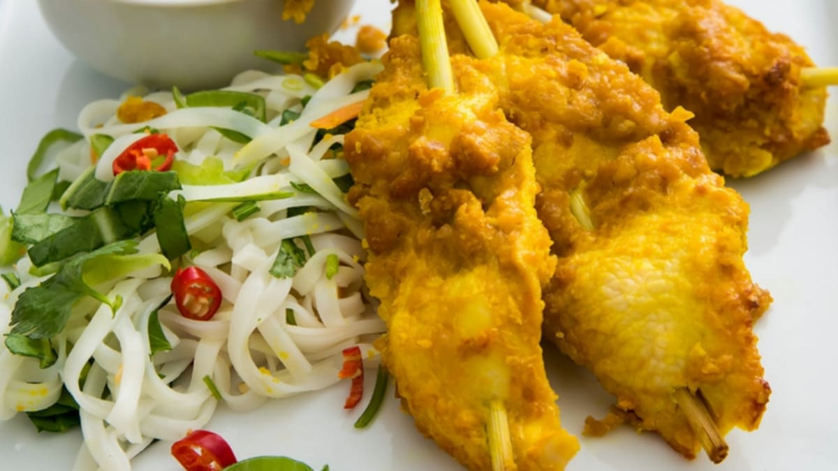 Kuřecí sataj špízy na thajském nudlovém salátu s omáčkou z limetových listů